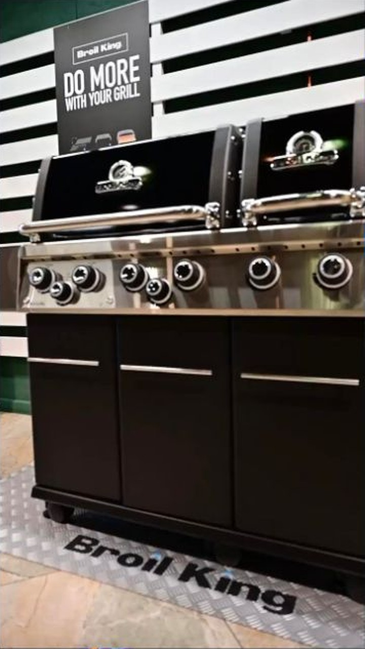 Два собранных газовых гриля с аксессуарами готовы к отгрузке